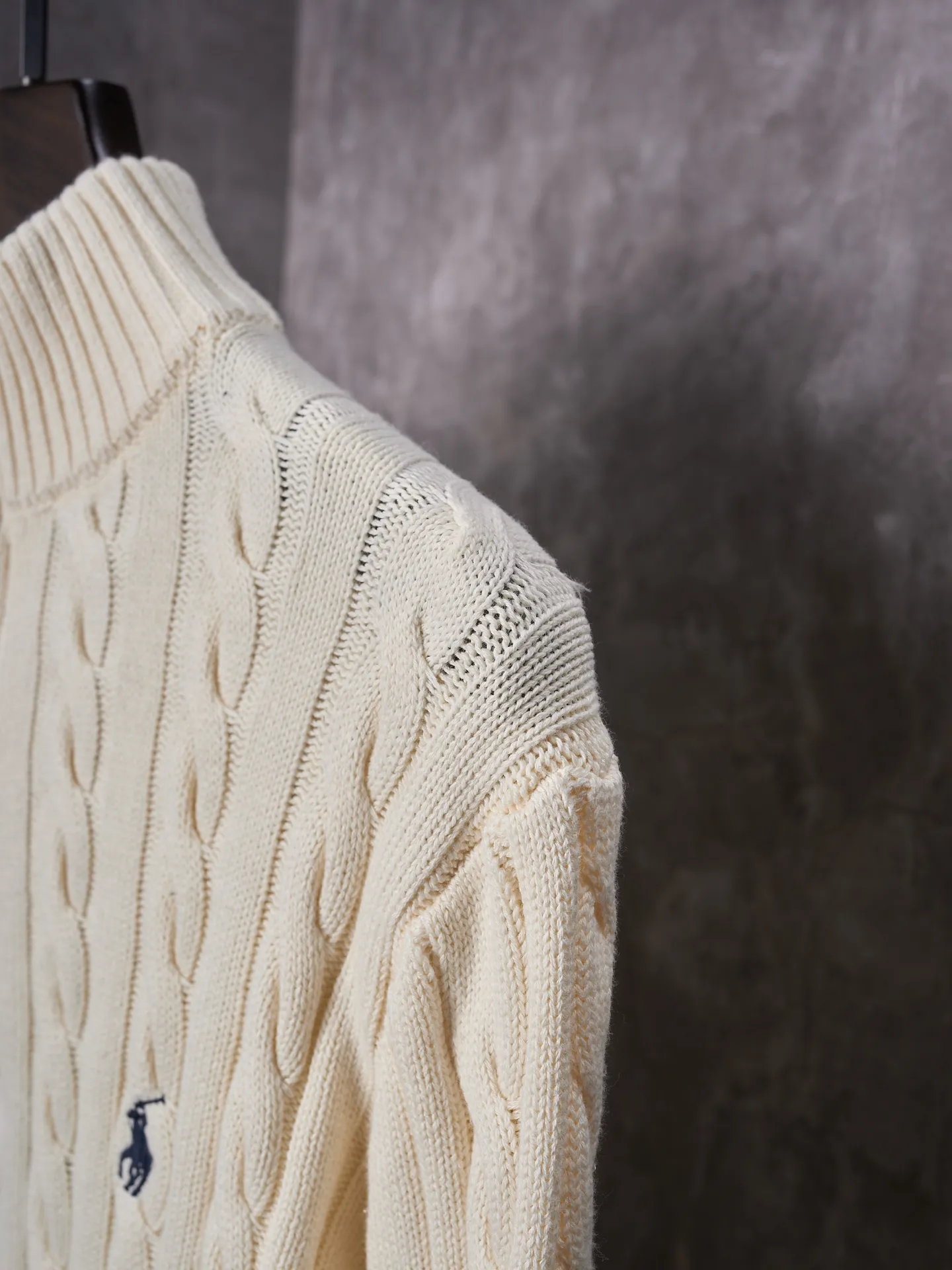 P420 Actual auction] Ralph Lauren/Ralph Lauren embroidered cable knitted half-zip sweater [Ready stock] S M L Zippered half-high collar design, just the right amount of splendor. Interpret high-end style with unique details. Adhere to the timeless elegance and taste. Use imported machine embroidery technology. Use advanced computer control system and precision mechanical components to realize the iconic pony embroidery operation. High precision. Smooth and delicate lines. Three-dimensional cable weaving. Through clever shifting and interweaving of coils, adjacent coils are cross-shifted to form a twisting effect. The lines are smooth and regular. Time-consuming and labor-intensive. Ready-made clothes are washed and softened to remove odors. Use professional washing equipment and specific detergents to deeply clean and deodorize clothes, improve the feel and appearance of clothes, and improve the fit.